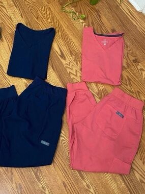 Medcoture scubs sets bundle of 3 women’s Medium Top , small petite joggers pants